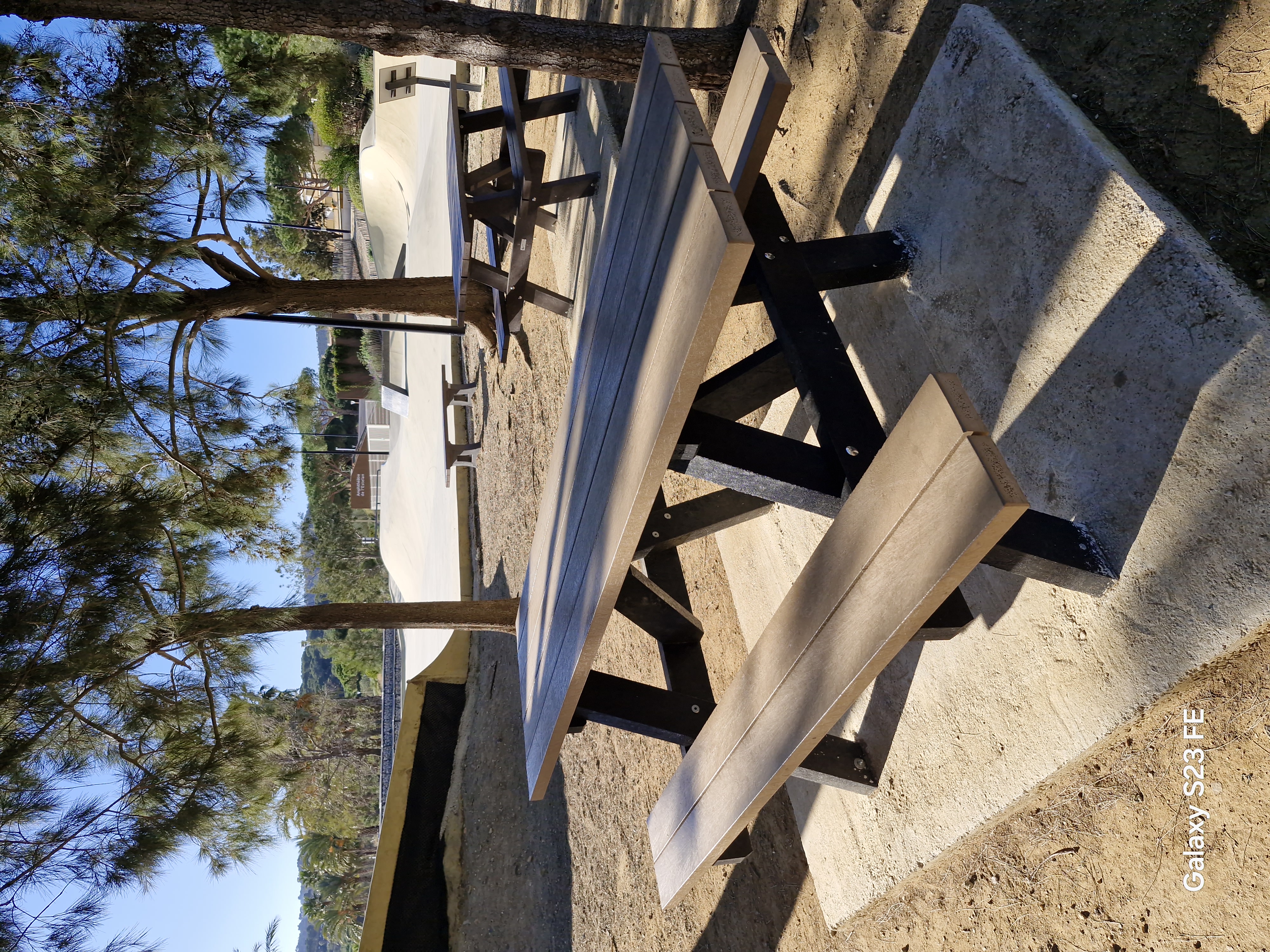 Table pique-nique Pointe PMR - piètement noir - l. 180 cm - coloris standard - livré non déchargé