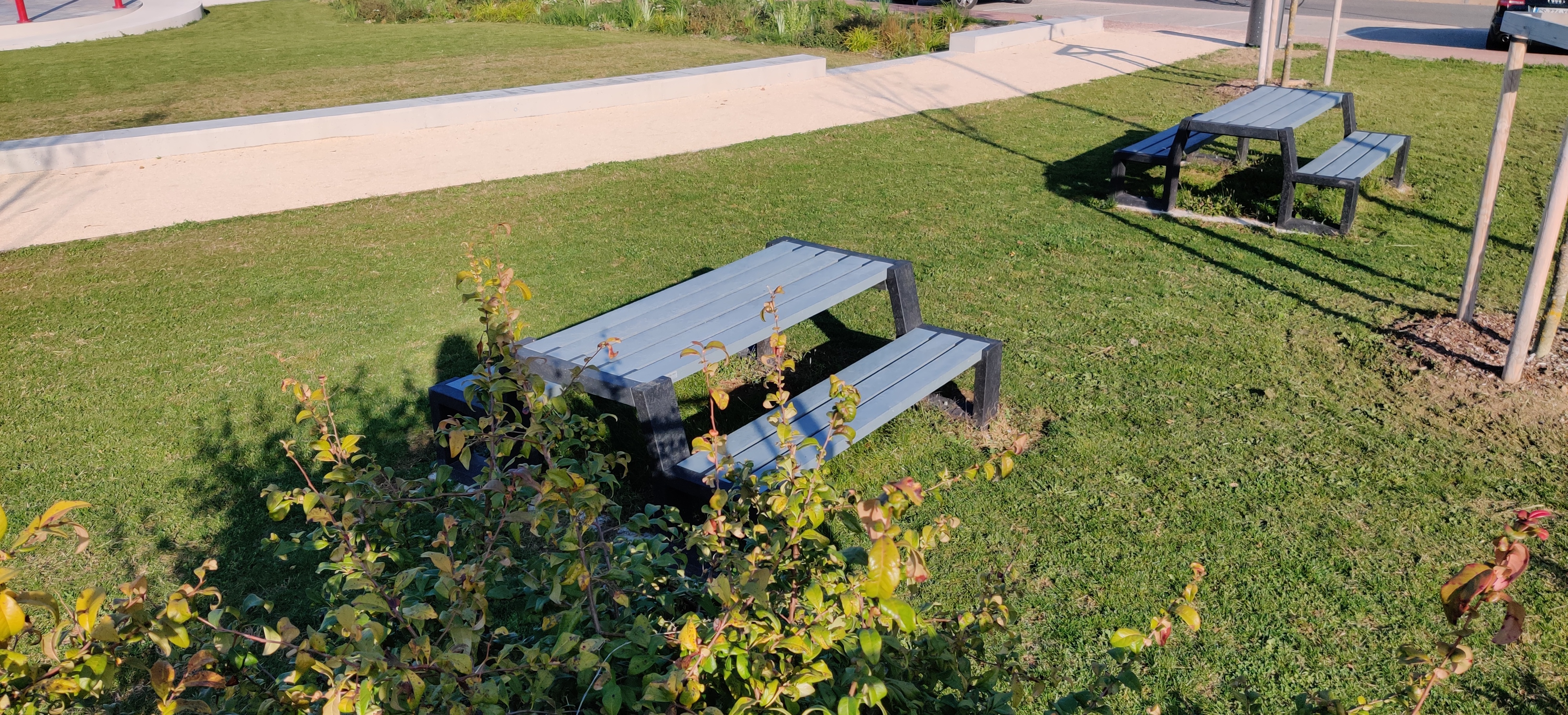 Table de pique-nique Arena - l. 194 cm - piètement noir - coloris standard - livré non déchargé