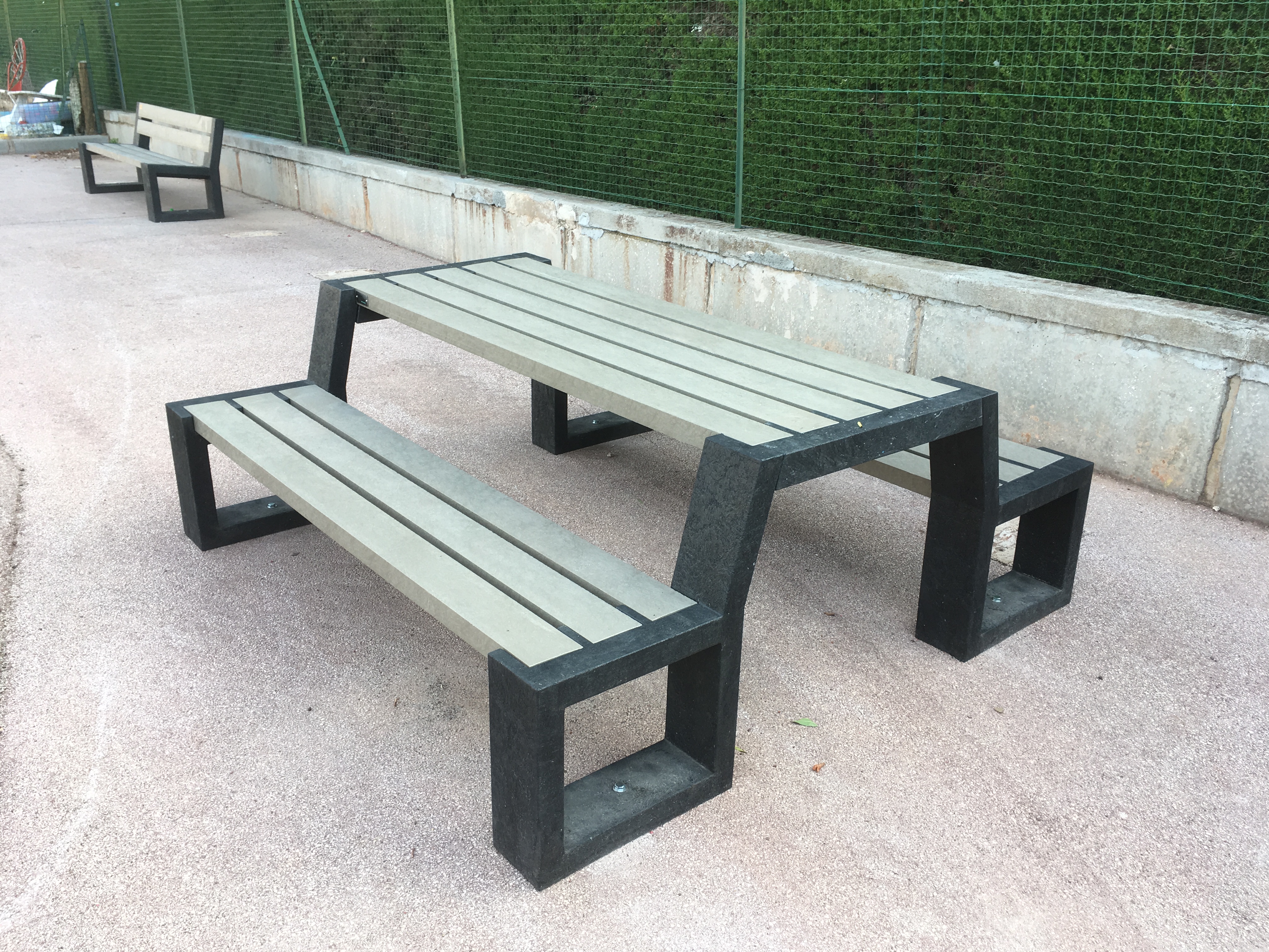 Table de pique-nique Arena - l. 194 cm - piètement noir - coloris standard - livré non déchargé