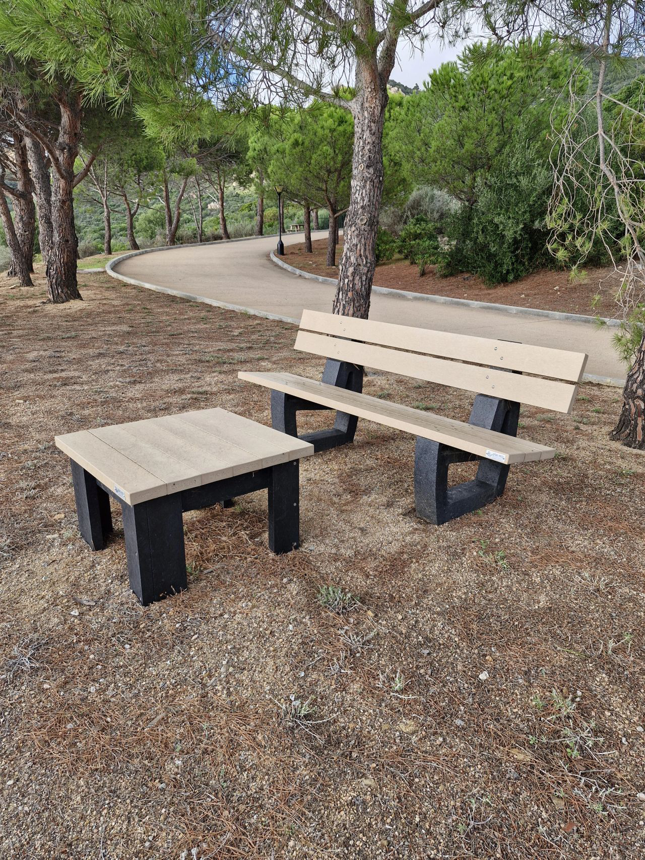 Banc Forestier - piètement noir - l. 180 cm - coloris standard - livré non déchargé