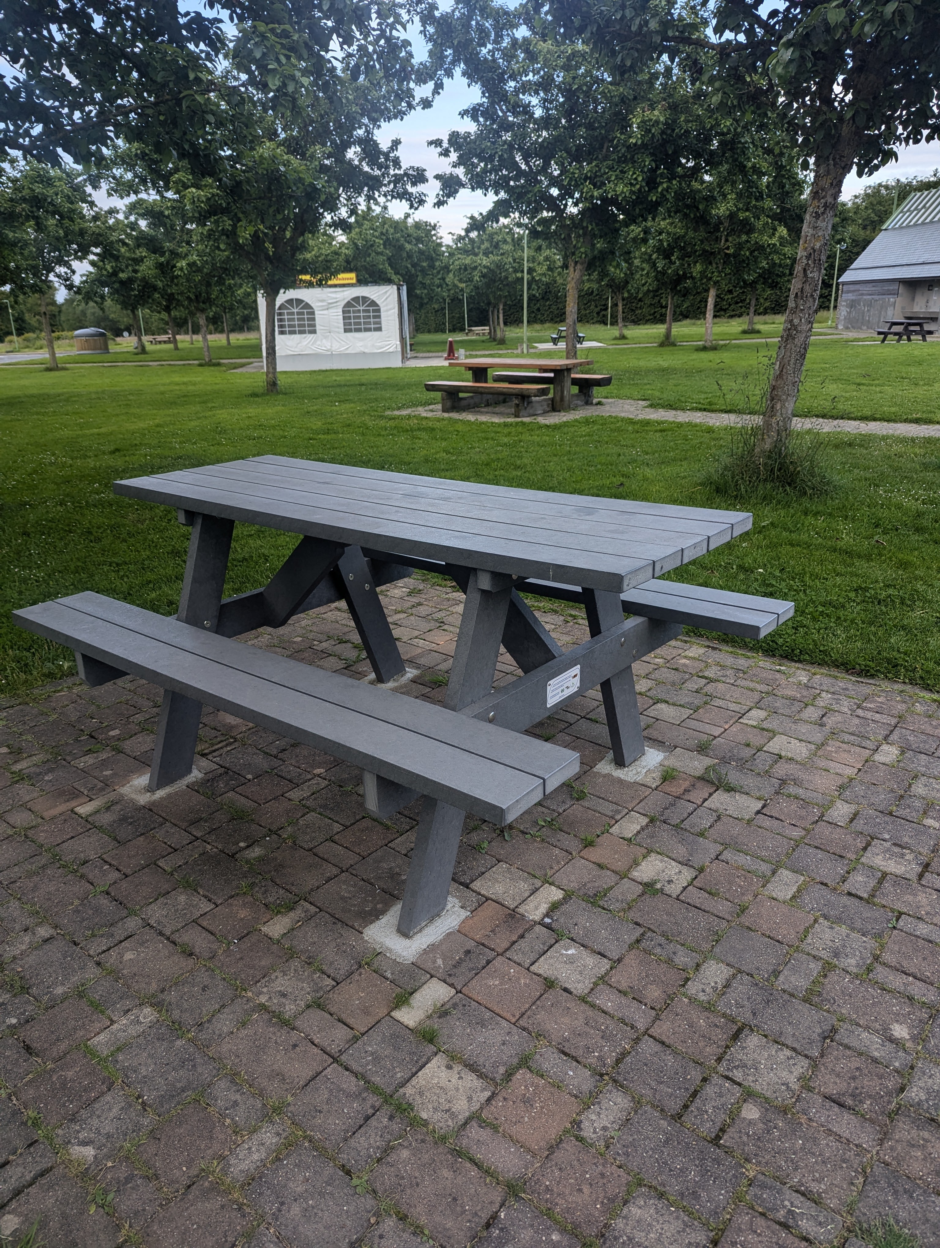 Table de pique-nique adulte Ubicuity - l. 180 cm - coloris standard - livré non déchargé