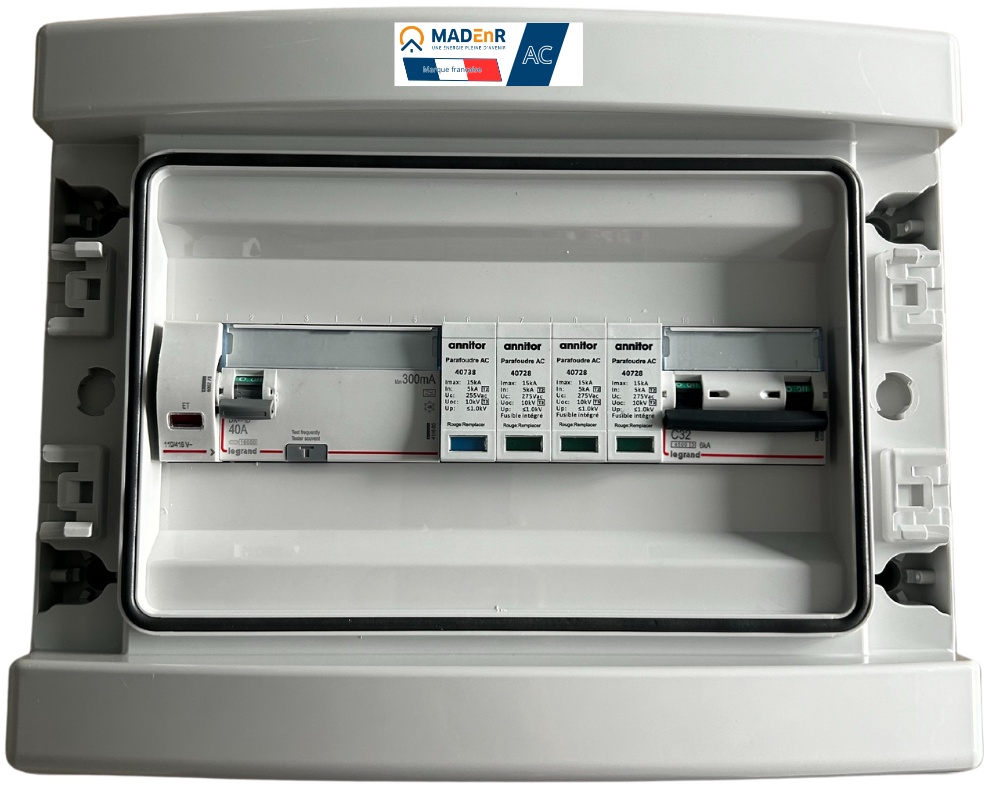Coffret AC 15-17 kW triphasé avec bobine MX MADEnR - pour 1 onduleur triphasé avec disjoncteur C32 -