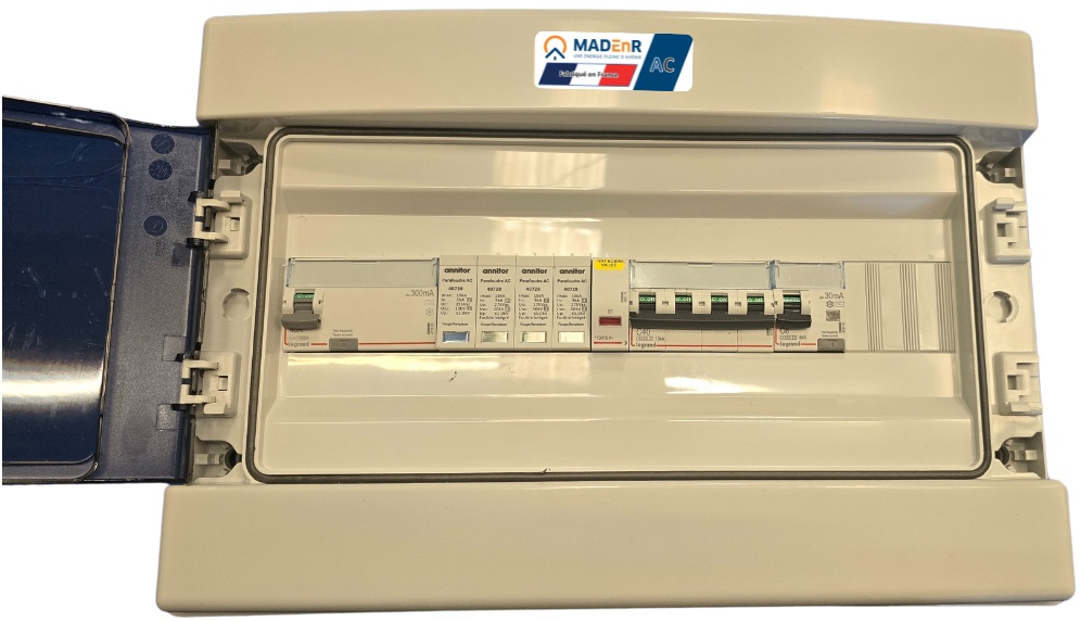 Coffret AC 20-25 kW triphasé avec bobine MX MADEnR - pour 1 onduleur triphasé avec disjoncteur C40 -