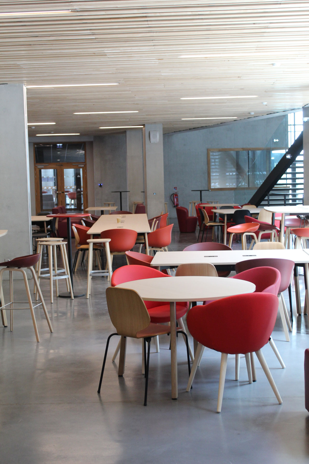 Découvrez les Espaces informels / Espaces de réunion / Espaces de formation / Espaces de travail - Ouvrir le diaporama